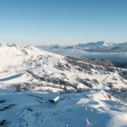 Skigebiet Shuttleberg mit Liften, Pisten, verschneiten Hängen, Wald und Bergpanorama | © Shuttleberg