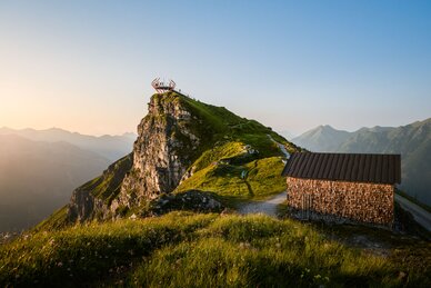 Glocknerblick viewing platform on Stubnerkogel at sunset, with alpine hut and panoramic mountain view | © Gasteiner Bergbahnen AG, Marktl Photography
