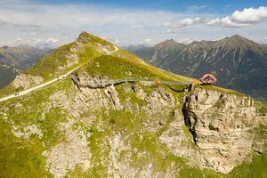 Luftaufnahme des Felsenwegs und der Glocknerblick-Plattform am Stubnerkogel mit Weitblick über die Gasteiner Berge | © Gasteiner Bergbahnen, Marktl Photography