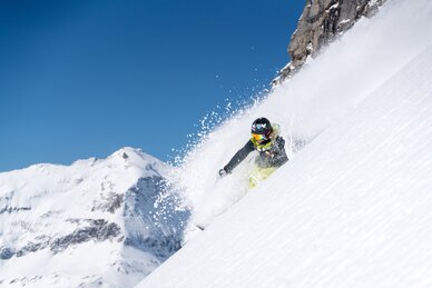 Freerider fährt eine steile Tiefschneepiste hinunter | © Christoph Oberschneider