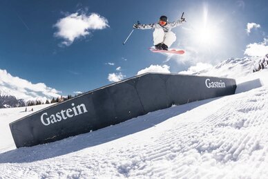 Skifahrer ist in der Luft über einem Slider in einem Snowpark | © Hannes Mautner