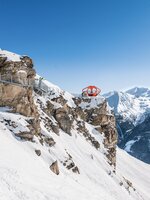 Ein Weg aus Metall ist an einer Felswandfestgemacht rundherum ist Schnee und der Weg führt zu einer orangen Aussichtsplattform | © Gasteiner Bergbahnen AG, Wolkersdorfer