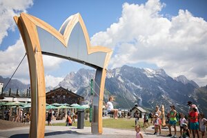 Waterfall swing with a scaffolding in the shape of a crown and lots of people around it | © Manu Lochner