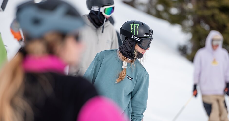 Freestylerin im Seiteprofil fotografiert mit Blick auf den Parcours