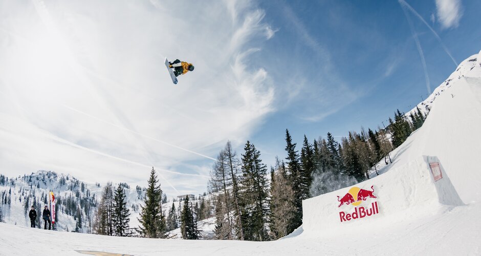 Snowboarder zeigt Trick bei der Schanze  | © Rohrbacher
