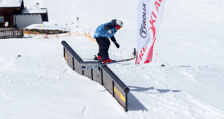 Junger Teilnehmer der Zsaep Experience springt über Geländer 