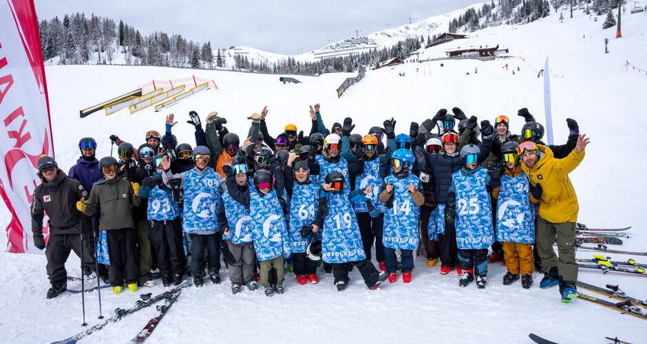 Teilnehmer der Zsaep Experience stehen in ihren blauen Trikots für ein Gruppenfoto zusammen vor der Kamera