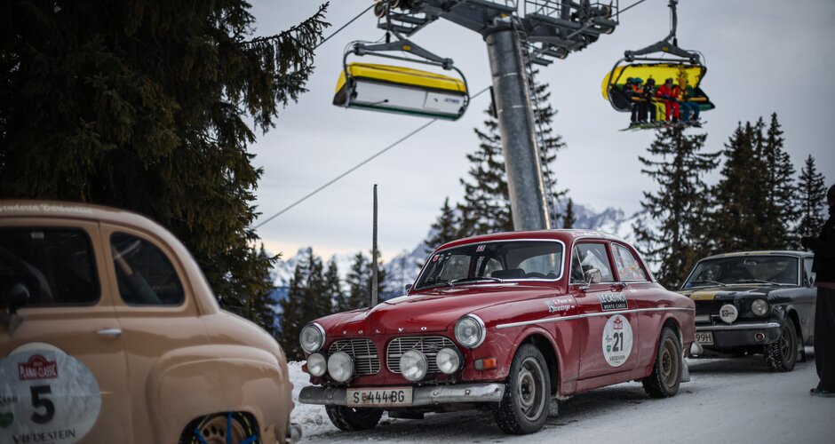 Oldtimers in der Winterlandschaft mit Lift im Hintergrund  | © Ondrej Kroutil