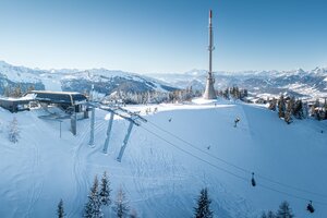 Seilbahnstation und Sendemast auf dem verschneiten Senderplateau Hauser Kaibling. | © Hauser Kaibling | Josh Absenger