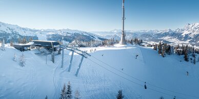 Seilbahnstation und Sendemast auf dem verschneiten Senderplateau Hauser Kaibling. | © Hauser Kaibling | Josh Absenger