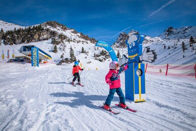 Zwei Kinder fahren Ski bei blauem Himmel auf der Funslope Hauser Kaibling. | © Hauser-Kaibling