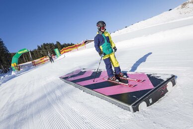 Skifahrer fährt über Box in Funslope bei sonnigem Winterwetter | © Katja Pokorn