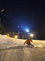 Skifahrer bei Nacht auf frisch präparierter Piste in Hochwurzen unter Sternenhimmel | © Gregor Hartl