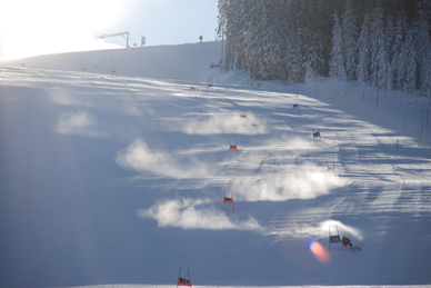 Trainingspiste Gasselhöhe mit Torstangen, Skifahrer in Aktion und Sonne, Reiteralm. | © Reiteralm Bergbahnen