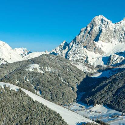 Skiberg von oben im Winter und alles ist schneebedeckt