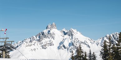 Blick von der Skipiste auf die schneebedeckte Bischofsmütze