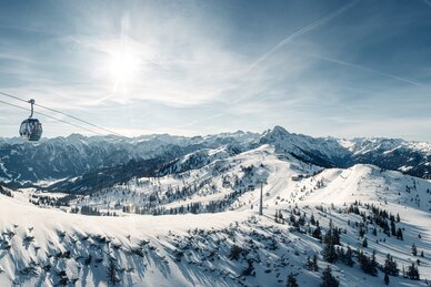 Bild von der Seilbahn am Shuttleberg, wie sie über der Piste und den verschneiten Hängen hinüberfährt | © Markus Rohrbacher