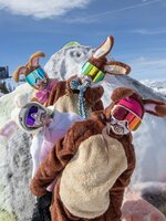 Vier Personen in bunten Hasenkostümen und Skibrillen posieren fröhlich auf einem Schneehügel | © Shuttleberg