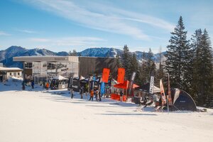Testzelte und Markenstände mit Ski und Snowboards vor dem Absolut Park Gebäude im Shuttleberg | © Shuttleberg