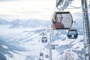 Flying Mozart Panorama-Gondelbahn mit Blick auf verschneite Berge und Tal im Hintergrund | © Snow Space Salzburg