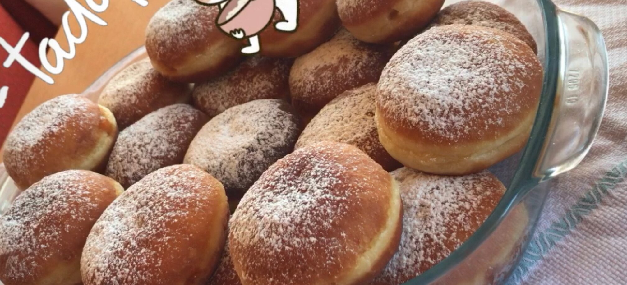 Sprinkled with some icing sugar and filled with apricot jam. Now just bite into it and enjoy!