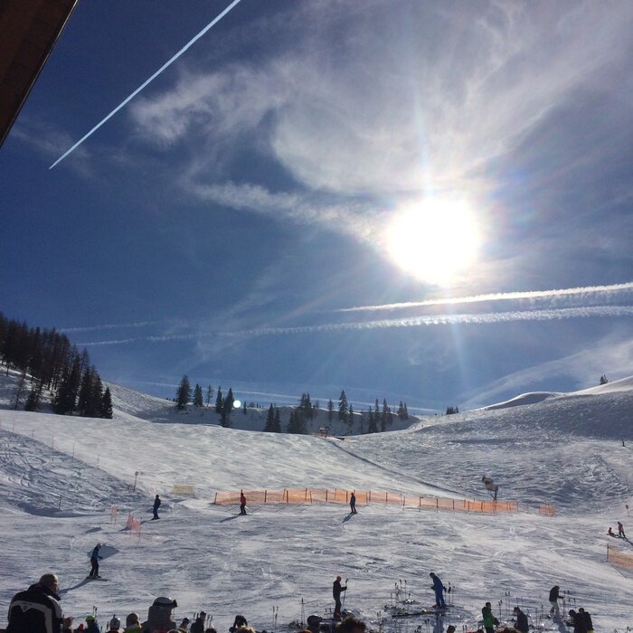 Sunny ski day at Easter | © Anna Pilz Skiers enjoy a sunny spring day on the snow-covered slopes. | © Anna Pilz