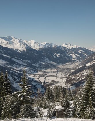 Aussicht in ein verschneites Tal, dass links und rechts von den Bergen eingesäumt ist | © Georg Roske