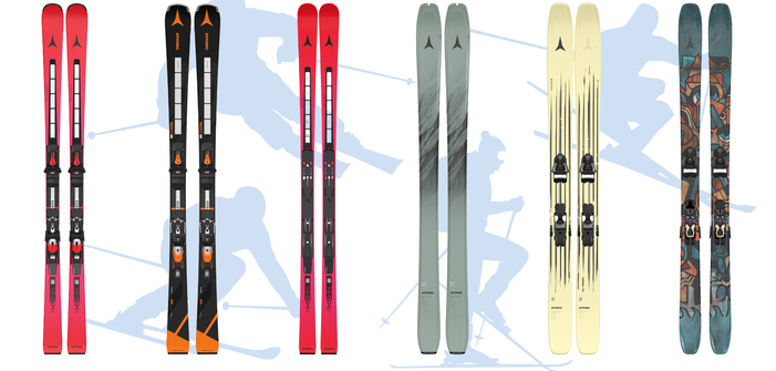 Sechs Paar Atomic Ski nebeneinander, Modelle für Piste, All-Mountain, Tour und Freestyle vor weiß-blauem Hintergrund