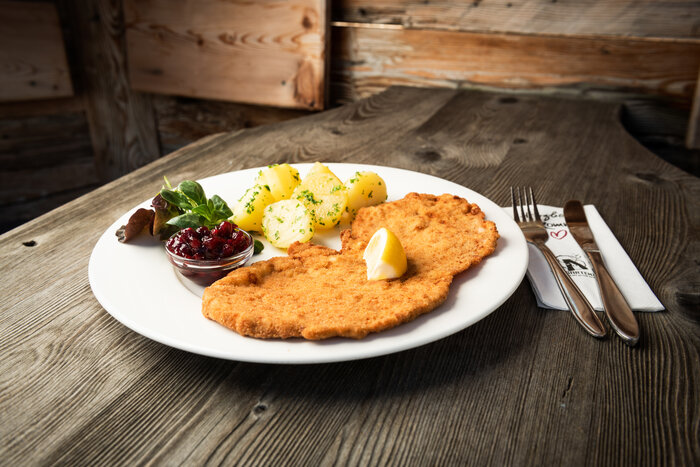 Wiener Schnitzel mit Petersilienkartoffeln und Preiselbeeren | © Salzburger Land Tourismus Wiener Schnitzel mit Petersilienkartoffeln und Preiselbeeren | © Salzburger Land Tourismus