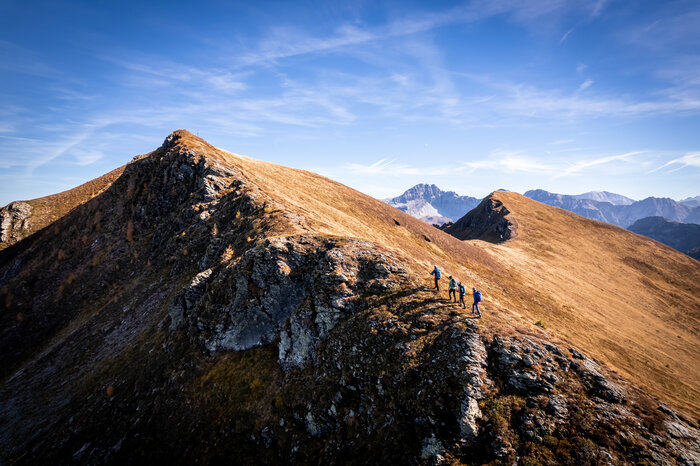 Gründegg | © Gipfelfieber Four hikers are walking to the summit of the Großarler Gründegg and are photographed from above by a drone. | © Gipfelfieber