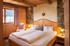 sleeping-room-double-bed