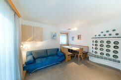 App-4-Esstisch-Couch-Kachelofen