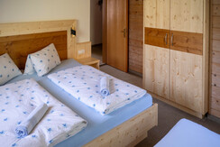App-4-Schlafzimmer-3-Betten
