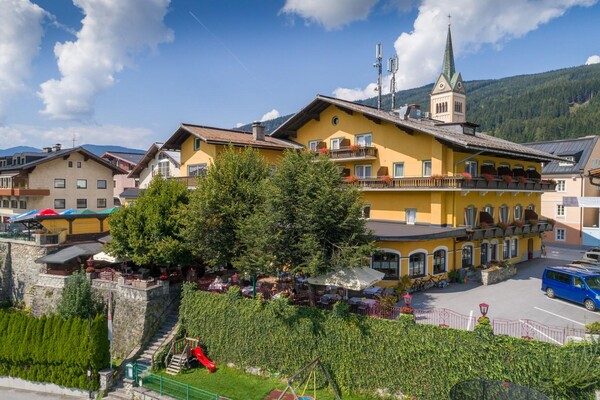 the-stegerbraeu-in-summertime-with-guest-garden | © Hotel Stegerbräu
