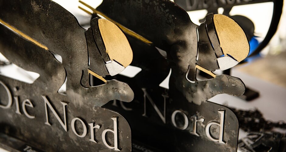 Zwei Metalltrophäen mit stilisierter Skifahrerin und der Gravur „Die Nord – Tagessiegerin 2023“. | © KTVB Hofgastein, Marktl Photography