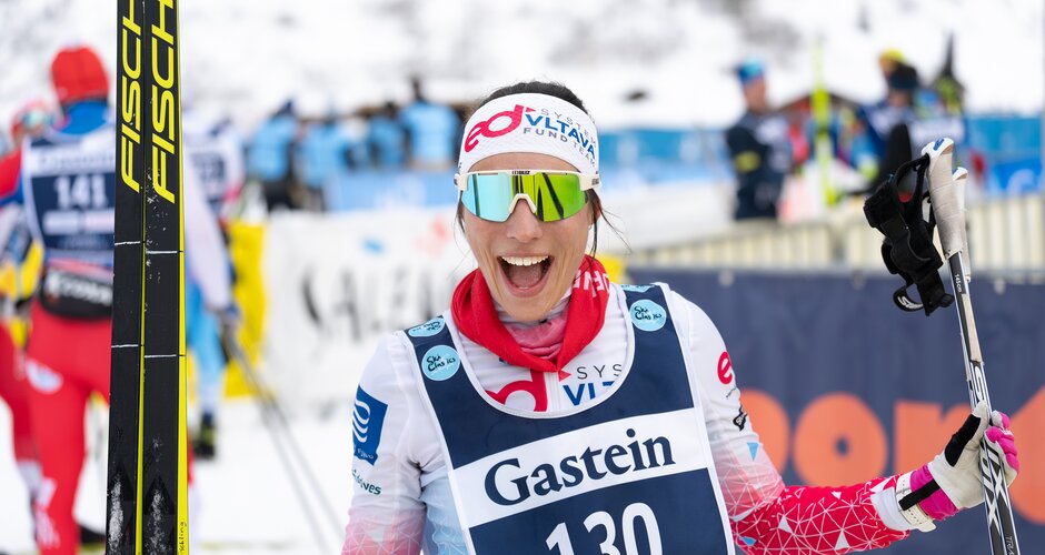 Glückliche Langläuferin im Zielbereich der Gastein Classics | © Gasteinertal Tourismus, Mangotree Photography Happy cross-country skier at the Gastein Classics finish | © Gasteinertal Tourismus, Mangotree Photography