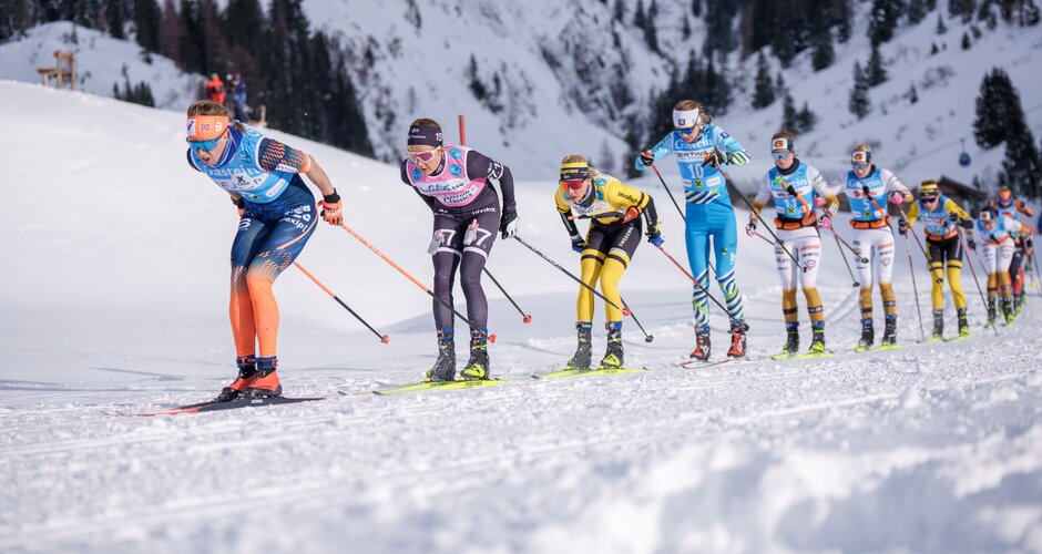 Spitzengruppe der Damen bei den Gastein Classics im Anstieg | © Gasteinertal Tourismus, Christoph Oberschneider Gruppe weiblicher Langläuferinnen steigt in Rennformation bei Sonnenschein durch verschneite Berge. | © Gasteinertal Tourismus, Christoph Oberschneider