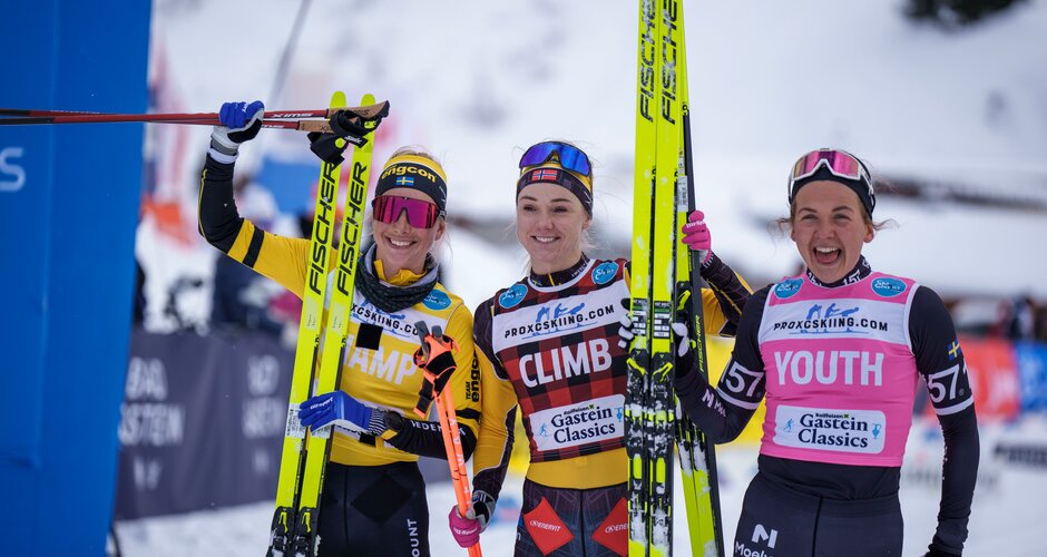 Strahlende Siegerinnen der Gastein Classics mit ihren Rennski | © Gasteinertal Tourismus, Christoph Oberschneider Drei Langläuferinnen in Rennanzügen halten Skier und lächeln nach dem Zieleinlauf in die Kamera. | © Gasteinertal Tourismus, Christoph Oberschneider