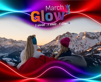 Zwei Frauen sitzen mit Getränken vor verschneiten Alpen bei Sonnenuntergang, March Glow Grafik darüber