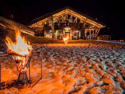 TOM Almhütte Abenstimmung | © Edith Danzer Vor der TOM Almhütte stehen Feuerschalen im Schnee. | © Edith Danzer