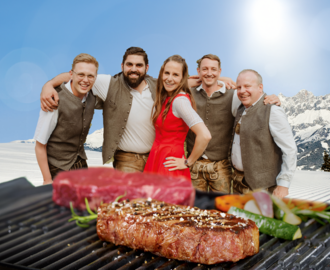 Durch&Durch | © Hauser Kaibling Seilbahn- und Liftges.m.b.H. & Co KG Die Musikgruppe "Durch&Durch" posiert auf dem Bild, auf dem ein Steak im Vordergrund zu sehen ist. Im Hintergrund ist ein Stück Fleisch und Gemüse am Grill. | © Hauser Kaibling Seilbahn- und Liftges.m.b.H. & Co KG