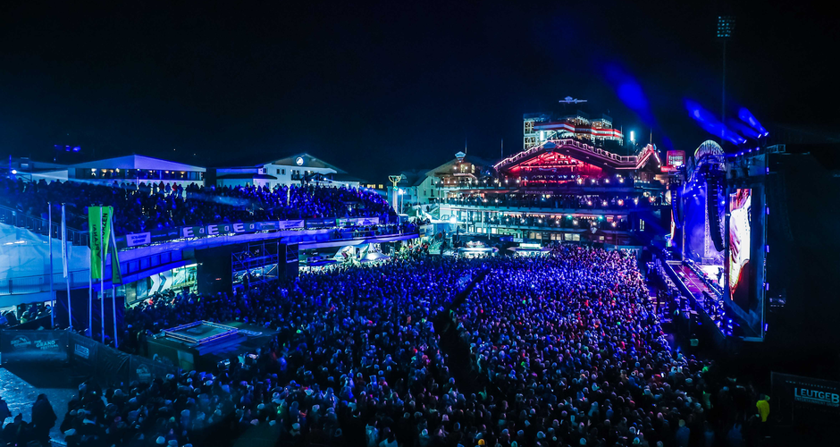 Open-air concert at the ski opening in Schladming by night | © Daniel Scharinger Large crowd at nighttime open-air concert with stage and lights in Schladming | © Daniel Scharinger