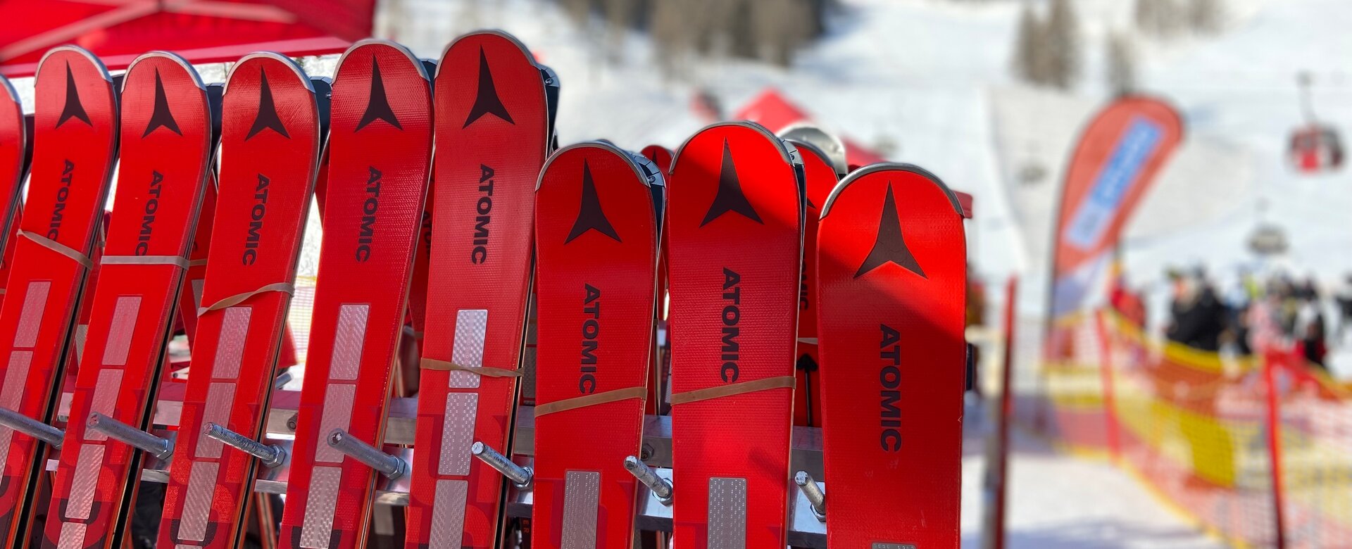 Rote Atomic Skipaare lehnen an einem Skiständer