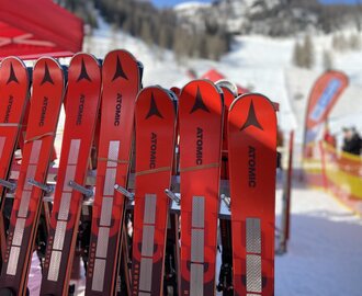 Rote Atomic Skipaare lehnen an einem Skiständer