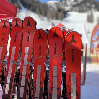 Rote Atomic Skipaare lehnen an einem Skiständer