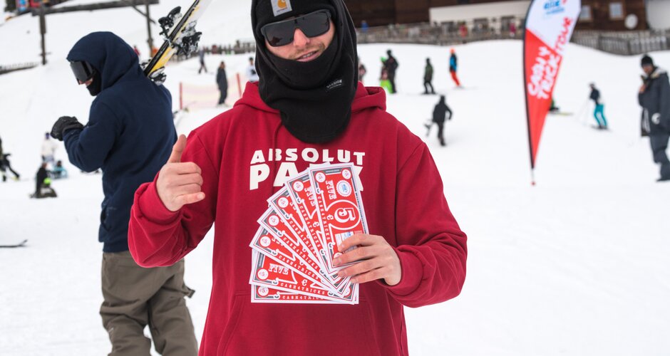 Freestyler hält Gutscheine in der Hand und zeigt Daumen nach oben