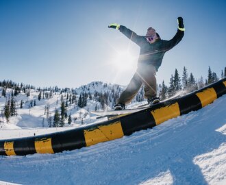 Freestyler zeigt Trick und fährt über ein Geländer | © MRohrbacher
