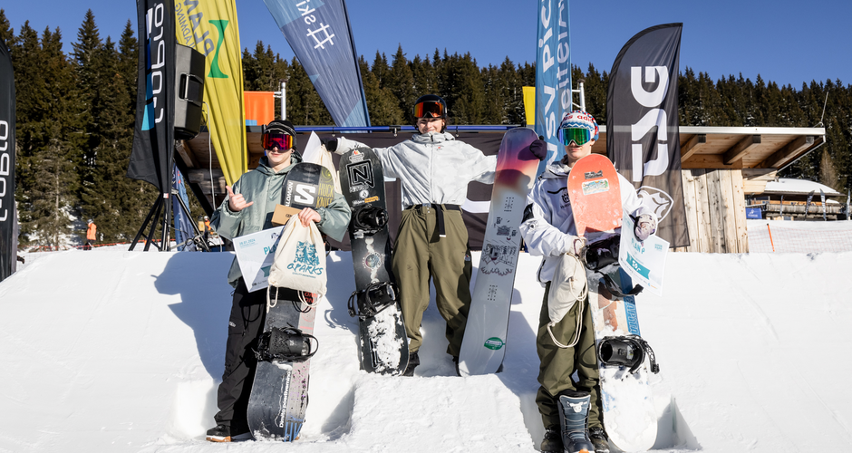Drei Snowboarder stehen auf dem Podest im Superpark Planai mit Boards, Urkunden und Fahnen | © Hannes Mautner