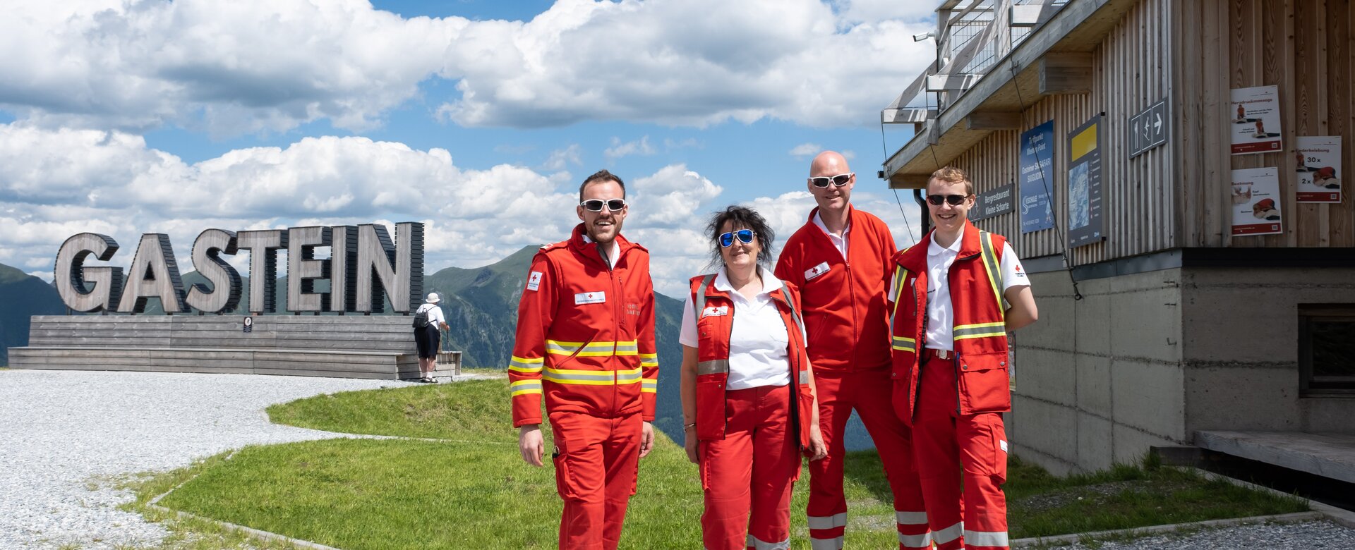 4 Paramedics with the mountain station and Gastein in the background
