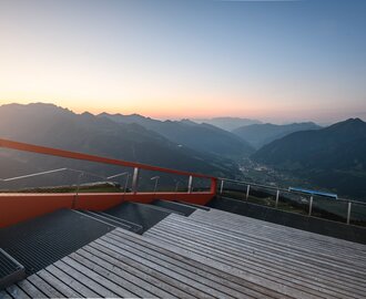 Aussichtsplattform auf dem Stubnerkogel mit Blick ins Tal und Sonnenuntergang | © Marktl Photography für Gasteiner Bergbahnen AG